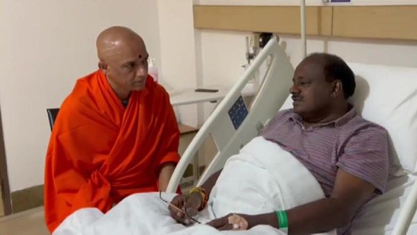 कर्नाटक: एचडी कुमारस्वामी से मिलने पहुंचे निर्मलानंदनाथ स्वामी, अस्पताल में हुई भेंट