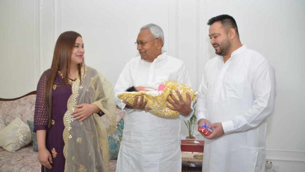 बिहार डिप्‍टी सीएम तेजस्‍वी की बिटिया को गोद में उठाकर सीएम नी‍तीश कुमार ने किया दुलार, अटकलों पर लगाया विराम