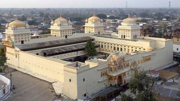 ओरछाः रामराजा सरकार की नगरी में खुलेआम शराबखोरी, मंदिर के पास ही बिक रही शराब
