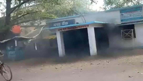 Panna: जिला अस्पताल का ब्लड बैंक स्वाहा, शॉर्ट सर्किट से लगी थी आग, मशीनें, फ्रीजर, ब्लड सब खाक