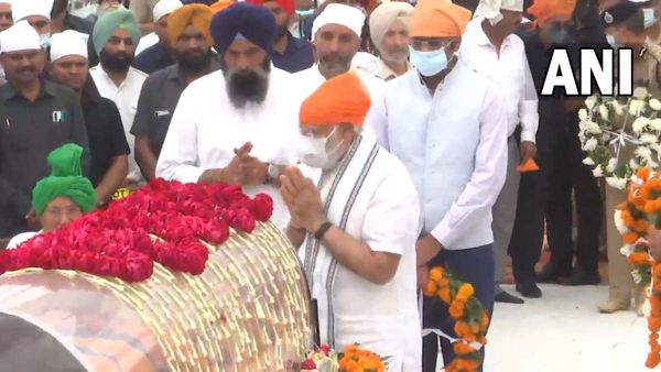 Prakash Singh Badal Live: प्रकाश सिंह बादल का अंतिम संस्कार थोड़ी देर में, दिया गया गार्ड ऑफ ऑनर