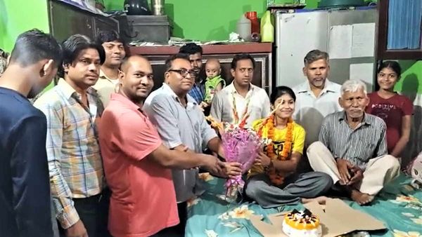 Noida: इंटरमीडिएट में 92.40% अंक प्राप्त कर Priya Singh ने किया जिला टॉप, बनना चाहती हैं IAS अधिकारी