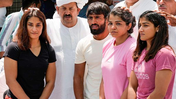 'अगर पीटी उषा के साथ ऐसा होता तो...',विनेश फोगाट, बजरंग पूनिया ने किया पलटवार, अनुराग ठाकुर को भी बताया 'झूठा'