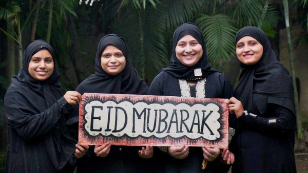 Eid Mubarak: आपकी मुस्कान और खुशियां ही मेरी दुनिया है, ईद की मिठास के साथ भेजें प्रियजनों को संदेश
