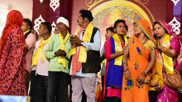 Bageshwardham Dhirendra Shastri की कथा के दौरान 95 लोगों की घर वापसी, क्रिश्चियन बन गए थे