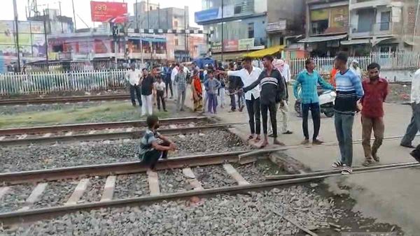 रेलवे पटरी पर जान देने गया था शराबी, हंगामा किया, ट्रेन गुजरने तक लोगों ने पकड़कर रखा