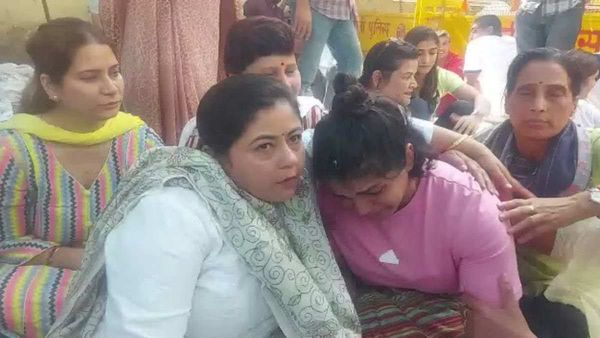 कुश्ती महासंघ विवाद: कांग्रेस नेता को देखकर फफक-फफक कर रो पड़ीं साक्षी मलिक