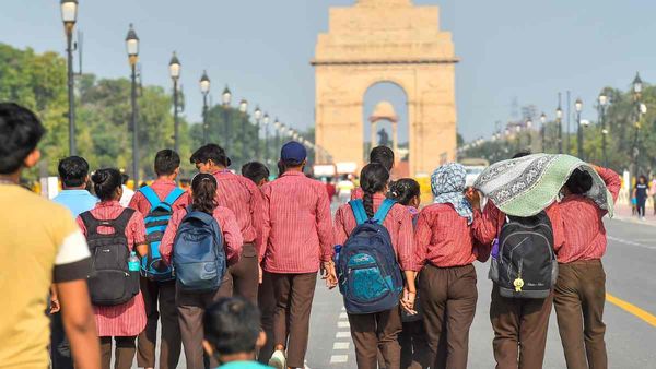Heat wave: प्रचंड लू के चलते स्कूलों का बदला समय, जानिए आपके राज्य में क्या है टाइमिंग