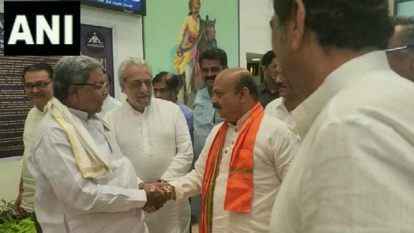 बेलगावी एयरपोर्ट पर कर्नाटक सीएम बोम्मई-सिद्धारमैया की अचानक हो गई मुलाकात, जानिए फिर क्या हुआ?