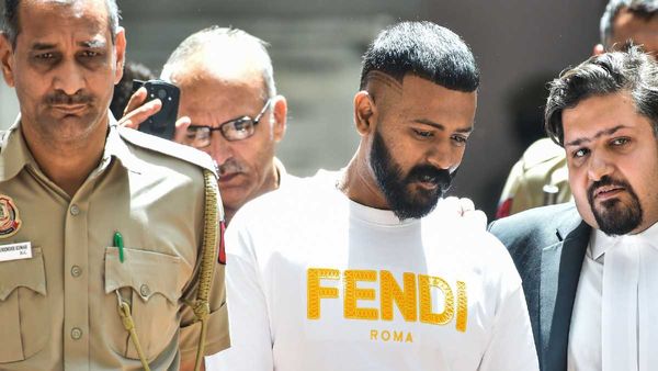 जेल में बंद सुकेश चंद्रशेखर ने पत्नी के बर्थडे पर केक खरीदने की जताई इच्छा, जानिए अर्जी पर कोर्ट ने क्या कहा?