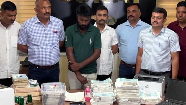 गुजरात: सूरत पुलिस ने चेन्नई से पकड़ा नकली नोटों के रैकेट का सरगना, 17 लाख रुपए की फेक करेंसी बरामद