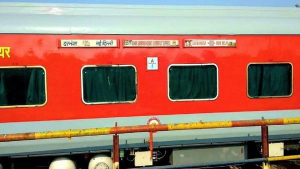 Indian Railway: ट्रेन के बीच में ही AC कोच क्यों, जनरल डिब्बे अंत में क्यों? जानें वजह