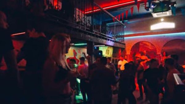 पब के अंदर ब्रिटिश टूरिस्ट को 90 मिनट में पिलाए गये 22 पैग, जिंदगी पर भारी पड़ा फ्री एंट्री ऑफर