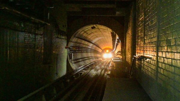 Underwater Metro: नदी के भीतर बनी सुरंग में लगाई सरपट दौड़, जानिये देश की पहली अंडरवॉटर मेट्रो की खासियत...