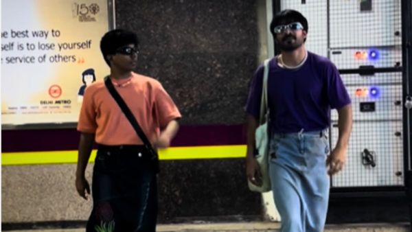 VIDEO: बिकिनी गर्ल के बाद मेट्रो में स्कर्ट पहनकर घूमते दिखे लड़के, लोग बोले- 'धरती का अंत तय है'