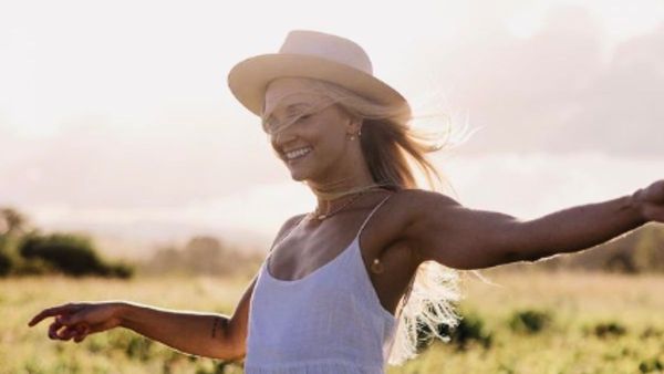 महिला ने मौत को दिया 'धोखा', 14000 फीट की ऊंचाई से गिरी और बोली- 'ऐसा लगा जैसे स्वर्ग में हूं...'