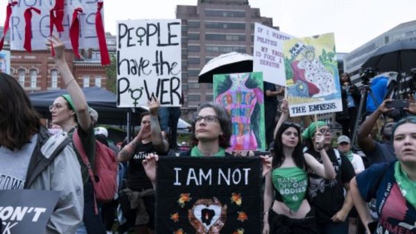 US Abortion Pills: सुप्रीम कोर्ट ने निचली अदालत का फैसला पलटा, जारी रहेगा गर्भपात की दवा का इस्तेमाल