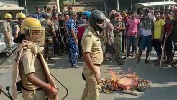 पश्चिम बंगाल में नाबालिग के साथ कथित रेप और हत्या के बाद भड़की हिंसा