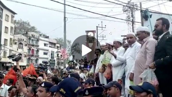 Bhopal News: हनुमान जयंती पर पुराने भोपाल में मुस्लिम समाज के लोगों ने की शोभा यात्रा पर फूलों की बारिश