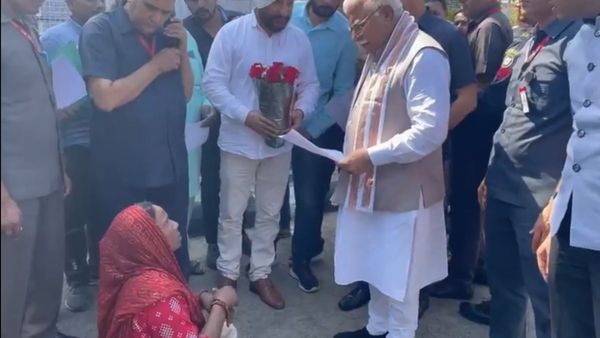 हरियाणा: दिव्यांग महिला को मुख्यमंत्री खट्टर ने दिया आर्थिक सहयोग