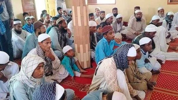 पाकिस्तान में 50 हिन्दुओं का धर्मांतरण, मंत्री के बेटे की मौजूदगी में 1 साल की बच्ची ने भी कबूला इस्लाम