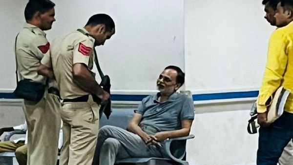 Satyendar Jain: जेल में बंद AAP नेता सत्येंद्र जैन की तबीयत बिगड़ी, लाया गया सफदरजंग अस्पताल