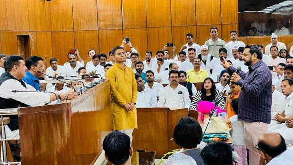 यूपी के पार्षदों से मिले सीएम केजरीवाल, कहा- राजनीति में पूरा नैरेटिव बदलने की कोशिश