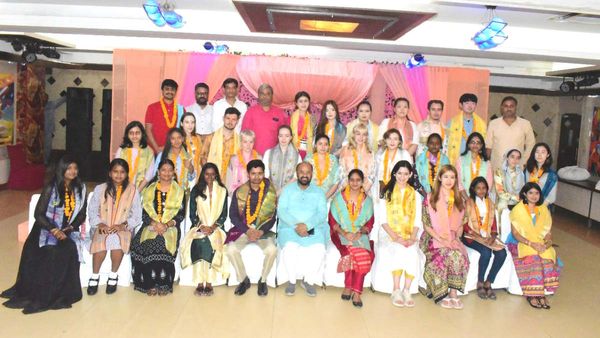 विदेशी छात्र देसी अंदाज: Agra पहुंचे 13 देशों के 31 छात्रों ने जब गाए बॉलीवुड के गाने, नहीं रुकी तालियां