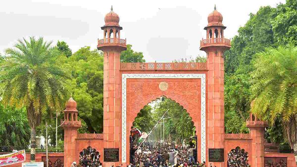 PHD की छात्रा को अकेले में बुलाता है AMU का प्रोफेसर, कपड़ों..शारीरिक बनावट पर करता है अश्लील टिप्पणी