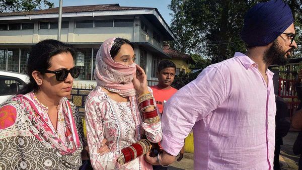Amritpal Singh: अमृतपाल सिंह से डिब्रूगढ़ जेल में मिली पत्नी किरणदीप कौर, मीडिया को देख छिपाया चेहरा