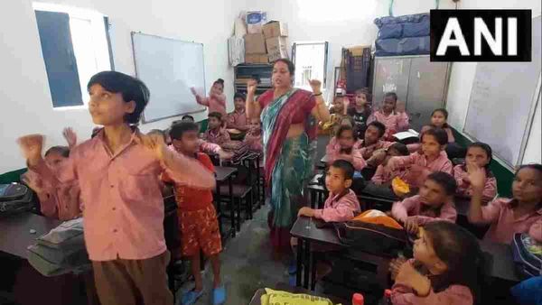 Assam News: सरकारी स्कूलों में जींस-लेगिंग बैन, अब टीचर्स को फॉलो करना होगा ड्रेस कोड