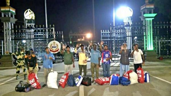 मातृभूमि पर आते ही Attari Wagah Border पर छलकीं भावनाएं, पाकिस्तान की जेल से 198 भारतीय मछुआरे रिहा