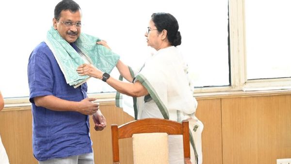 West Bengal: केंद्र के अध्यादेश के खिलाफ केजरीवाल के समर्थन में आईं ममता बनर्जी, कांग्रेस ने दिया झटका