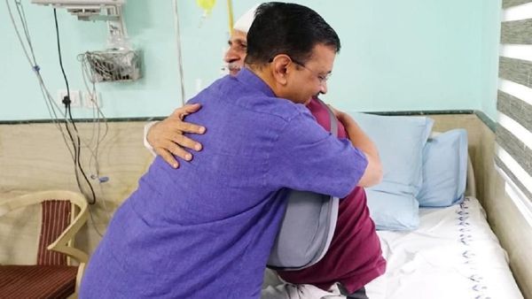 Delhi: बीमार सत्येंद्र जैन से मिल भावुक हुए अरविंद केजरीवाल, देखते ही लगा लिया गले