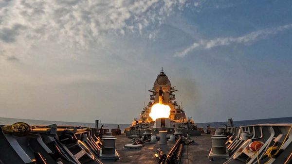 आत्मनिर्भर भारत: देश में बने INS मोरमुगाओ से दागी गई स्वदेशी ब्रह्मोस मिसाइल, टारगेट तबाह