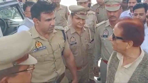 चेकिंग के दौरान Azam Khan और सीओ अनुज चौधरी में हुई बहस, सपा नेता ने याद दिलाया 'एहसान'