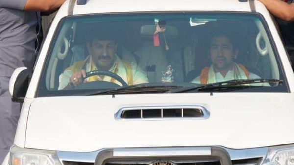 बाबा बागेश्वर और BJP सांसद मनोज तिवारी पर बिहार पुलिस लगा सकती है जुर्माना, जानिए क्यों...?