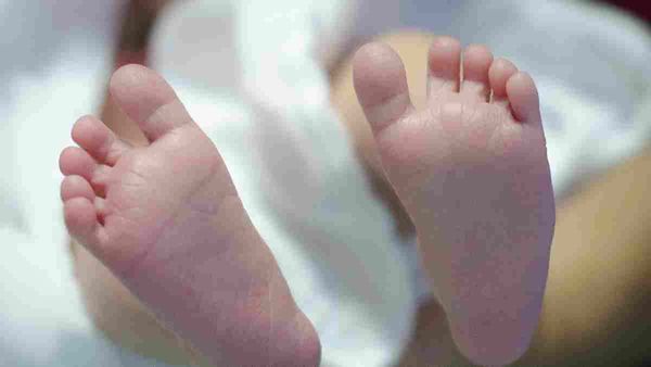 एंबुलेंस ने मांगे 8 हजार, बेबस पिता ने 5 महीने के बेटे के शव को बैग में ठूंसा, 200 KM का सफर तय कर पहुंचा घर