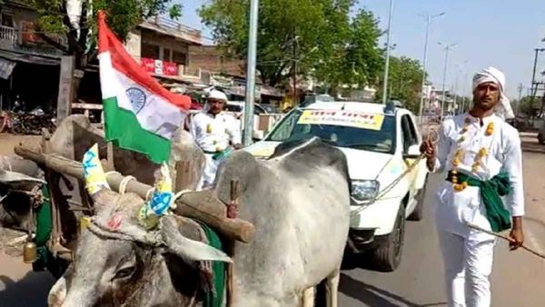 Anokha Virodh: लाखों की कार को बैलगाड़ी बनाकर सड़कों पर घुमाया, बार-बार खराबी से परेशान था किसान