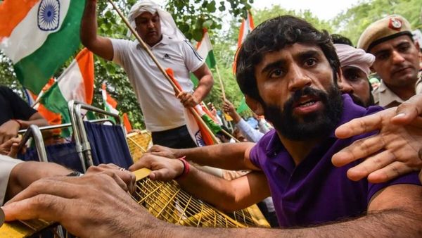 'जरूरत हुई तो गोली भी मारेंगे', रिटायर्ड IPS के ट्वीट पर बजरंग पुनिया बोले- बता कहां आना है गोली खाने, कसम...