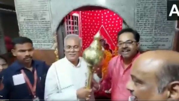 Karnataka Election Result: मुख्यमंत्री भूपेश बघेल पहुंचे हनुमान मंदिर, उठाई बजरंगबली की गदा, कही यह बात 