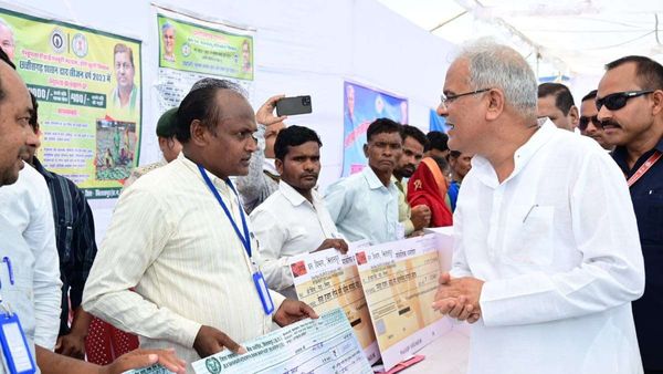 CM भूपेश बघेल की भेंट मुलाकात, बेलतरा में योजनाओं के हितग्राहियो को किया सामग्री का वितरण  