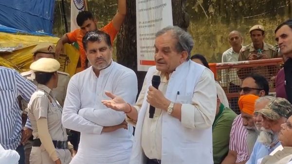 VIDEO: पहलवानों के समर्थन में आए बीजेपी नेता बीरेंद्र सिंह, स्मृति ईरानी को लेकर कही दी ये बड़ी बात