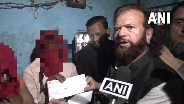 नाबालिग साक्षी के परिवार से मिले भाजपा सांसद , दिए 1 लाख रु, मां-बाप बोले- साहिल को तुरंत दो मौत की सजा