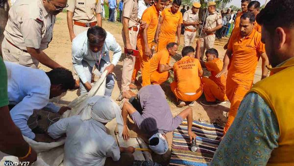 Borewell Jaipur: 9 साल के अक्षित ने 200 फीट गहरे बोरवेल में जीती जंग, 7 घंटे में सुरक्षित बाहर आया