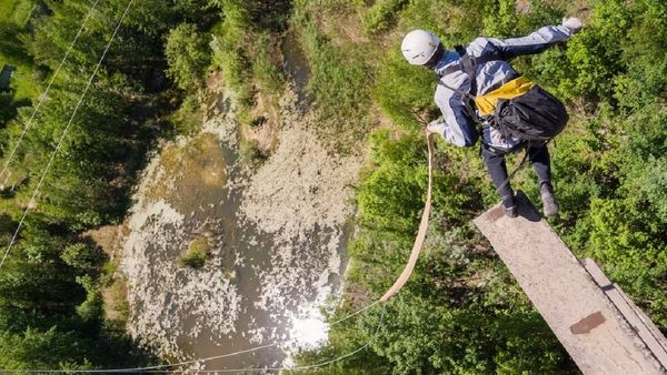 तलाक मिलने की खुशी में फूला न समाया शख्स और पहुंच गया बंजी जंपिंग करने, उसके बाद हुआ कुछ ऐसा...