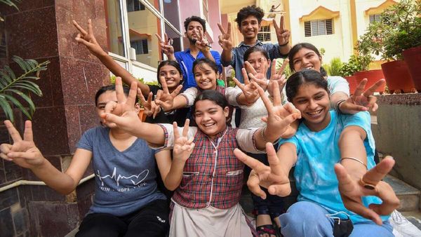 CBSE 12th Results 2023: जानिए क्यों सीबीएसई जारी नहीं करता टॉपर्स लिस्ट, नहीं बताता कौन आया 1st,2nd और 3rd