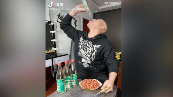 ऑनलाइन चैलेंज में मिली हार, चीनी शख्स को सजा के तौर लाइव आकर पीनी पड़ी 7 बोतल शराब, मिली मौत