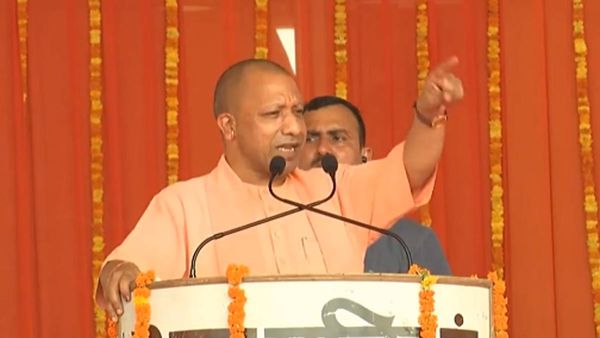 Mirzapur में बोले सीएम योगी-'पानी के लिए तरसाने वालों को एक-एक वोट के लिए तरसा दें'
