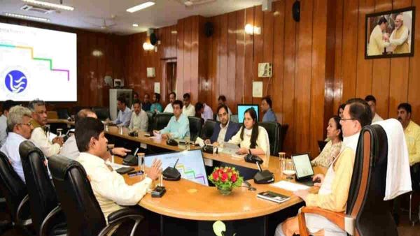 मुख्यमंत्री पुष्कर सिंह धामी ने दिए जन सेवाओं से जुड़े मामलों में ऑनलाइन प्रक्रियाओं को आसान बनाने के निर्देश